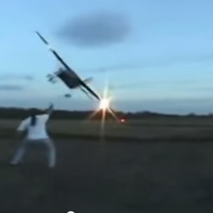 بالفيديو: مغامر على الأرض يكاد يصافح قائد طائرة !