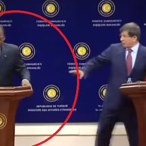 شاهد لحظة سقوط وزير خارجية بوركينا فاسو على الهواء مباشرة وردة فعل نظيره التركي