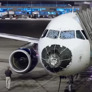طائرة مهشمة الزجاج ومصابة بصاعقة ودون مقدمة.. تهبط بأعجوبة بلا ضحايا 