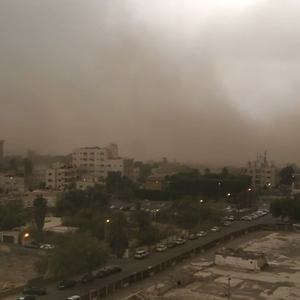 شاهد لحظة وصول العاصفة الرملية القوية لميناء جدة الإسلامي  