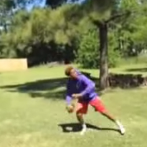 بالفيديو: شاب خارق ذو مهارة عالية بالتقاط الكرة !