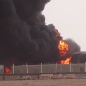 Vaste incendie dans des réservoirs de carburant diesel à Sudair Industrial