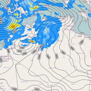 بالفيديو: عامل يصلي بمجموعة سعوديين حضروا لمشاهدة المباراة فيثير الإعجاب