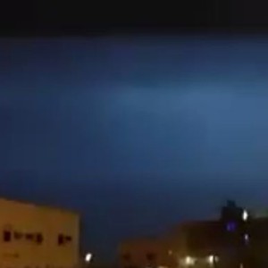 بالفيديو: نجاة مصور من البروق المتتالية والصواعق التي ضربت ينبع مساء السبت 