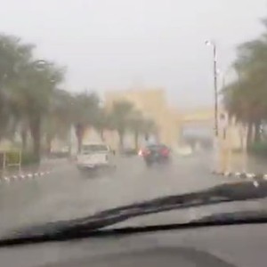 بالفيديو: الأمطار الغزيرة تنهمر بقوة وبتواصل في مكة المكرمة 