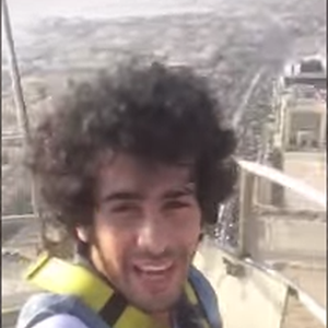 بالفيديو: سعودي يتسلق أعلى سارية في العالم بجدة ليلتقط "سيلفي"