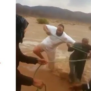 لحظة إنقاذ مسن جرفته حاصرته السيول بتبوك 
