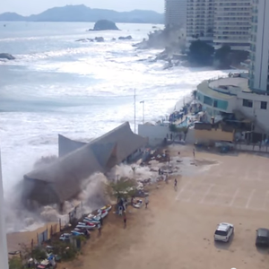 بالفيديو: موجات مد عاتية تضرب سواحل شرق المحيط الهادئ وتخلّف ضحايا