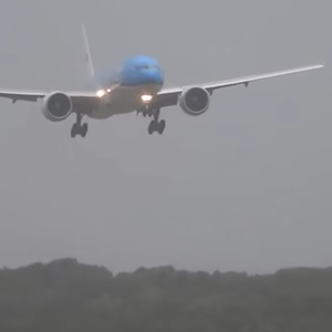 هبوط مرعب لطائرة ركاب في أمستردام بسبب الرياح