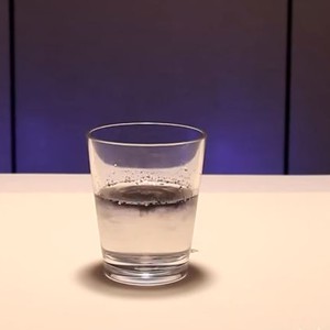 تفاعل كيميائي يغير لون الماء إلى الأسود فجأة  