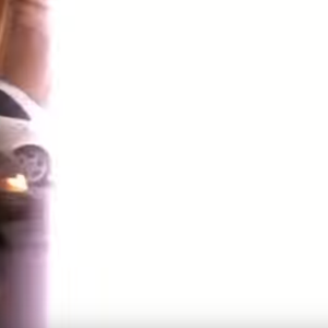 صاعقة رعدية قوية تتسبب بقطع الكهرباء في الخفجي.. شاهد