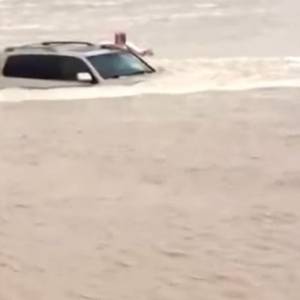 لحظة غرق مركبة بسيول الكويت صباح الثلاثاء 