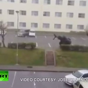 هبة رياح تتلاعب بسيارة وتقذف بها و كأنها قطعة ورق