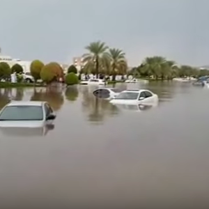 مشهد جديد يُبرز حجم الكارثة التي حلّت بمسقط نتيجة الأمطار 