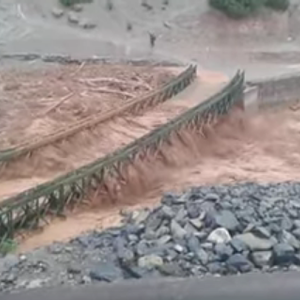 لحظة انهيار جسر للمشاة في المغرب بسبب الفيضانات 