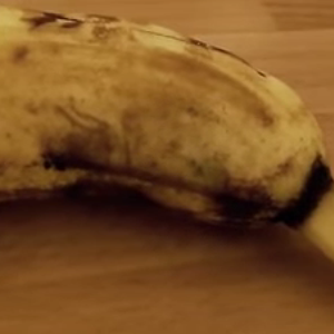 أراد تناول حبة موز فتفاجأ بعنكبوت ضخم يخرج منها 