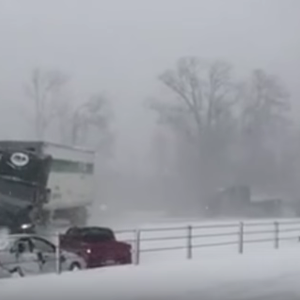 شاهد العاصفة التي تسببت بتصادم تاريخي بين 193 سيارة بأمريكا