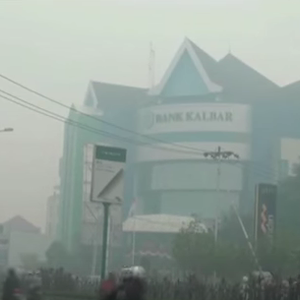 شمس إندونيسيا تختفي خلف أدخنة الحرائق 