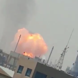 مصور يلتقط لحظة انفجار مصفاة الشعيبة بالكويت 