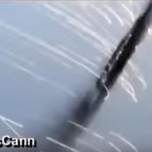 سائق يتعرض لصاعقة رعدية خلال تصويره لعاصفة قوية 