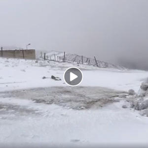 طقس العرب معكم من احدى اعلى القمم في الأردن ...مشاهد للثلوج  والانجماد من جبل مبرك