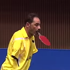 بالفيديو: بطل تنس الطاولة بذراعين مبتورتين !