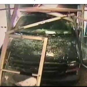 بالفيديو: مريض عقليا يدخل مبنى تابعا لمحطة تلفزيونية أمريكية بشاحنته