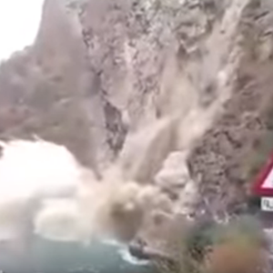 بالفيديو: نجاة سياح من انهيار جبل على طريق سريع بالهند