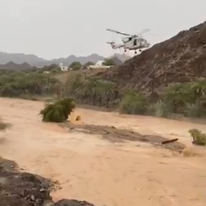 بالفيديو... الدفاع المدني في الرستاق ينقذ مواطنًا داهمته السيول