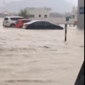 السيول تغرق الشوارع والمركبات في بعض أحياء الفجيرة الإماراتية