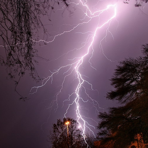 بالفيديو: سحابة رعدية عنيفة تُفرغ شُحناتها الكهربائية في سماء بلجرشي 