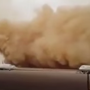 اقوى مشهد يرصد لحظة دخول العاصفة الرملية لمطار الملكة علياء الدولي 