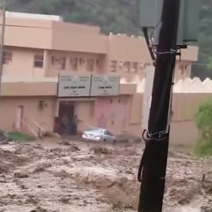 شاهد كيف داهمت السيول الجارفة مدخل مدرسة للبنات جنوب غرب السعودية الأسبوع الماضي 