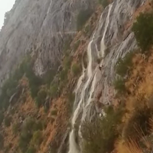 متهور سعودي يتحدى الطبيعة مخاطراً بحياته في تنومة 