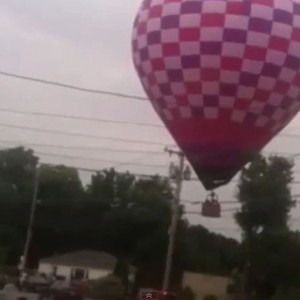 بالفيديو: منطاد يصطدم بأسلاك الضغط العالي ويتسبب بكارثة