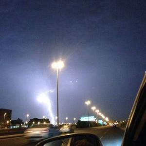 شاهد لحظة هطول الأمطار على مدينة جدة فجر الثلاثاء 