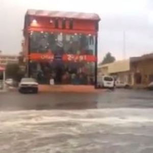 بالفيديو: الأمطار ترفع منسوب المياه وتداهم الطرق بمنطقة حائل 