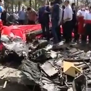 المشاهد الأولى لحطام الطائرة الإيرانية قرب مطار طهران 
