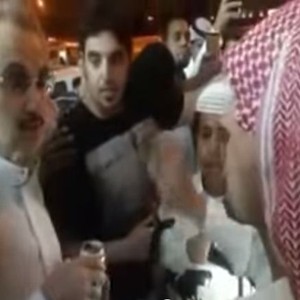 الوليد بن طلال لشاب سعودي : لا تقولوا لي امير .. انا مواطن سعودي مثلكم 