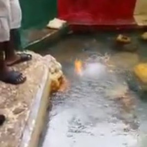 ظاهرة غريبة: نار مشتعله في عين مياه جارية بإفريقيا