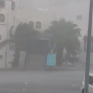شاهد لحظة دخول العاصفة البردية لأجواء جدة صباح السبت 