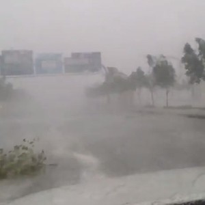 مواطن يجد نفسه في قلب عاصفة مطرية قوية جنوب شرق مكة  