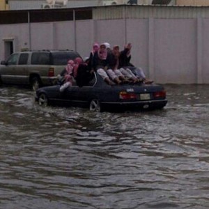 شاهد كيف أغرقت الأمطار الغزيرة الطرق الرئيسية لمدينة تبوك 