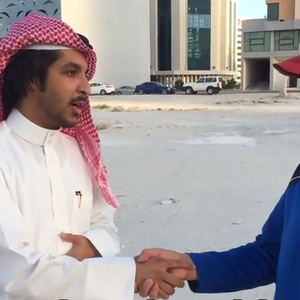 مليونير كوري يمتهن جمع القمامة بالبحرين