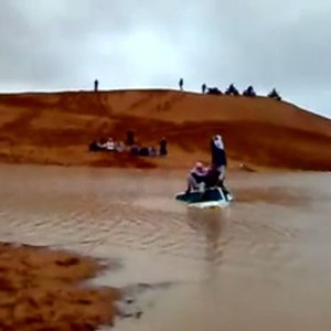 فيديو يوثق إنقاذ مجموعة من السعوديين علقوا وسط السيول