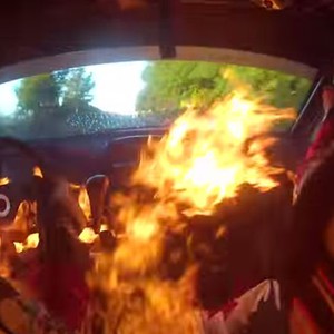 سائق يتخلى عن الفوز باللحظة الأخيرة لينقذ حياته من موتٍ مُحقق  