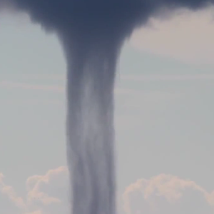 صياد يرصد إعصار قمعي أسود قرب سواحل النرويج 