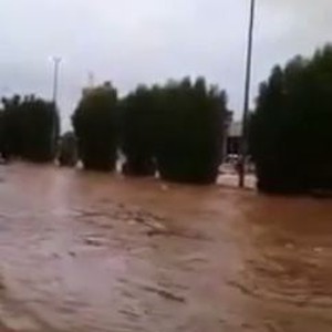 بالفيديو: امطار الخميس السريعة تحول طريق جدة - مكة إلى سيول 