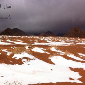 عاجل وبالصور: بداية تساقط الثلوج على مرتفعات تبوك 