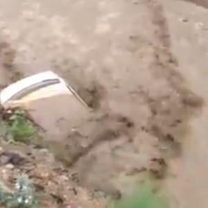 بالفيديو: شاهد كيف جرفت السيول القوية السيارات في منطقة الباحة 